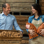 Gérard et Aurore avec sacs noix